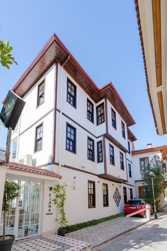 Kiana Kaleici vip transfer